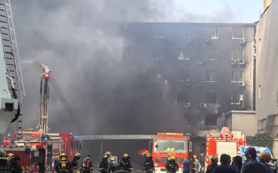 Incendiu în „capitala pantofilor”, în China: cel puțin 28 de morți după ce flăcările au blocat oamenii pe acoperișul unei fabrici