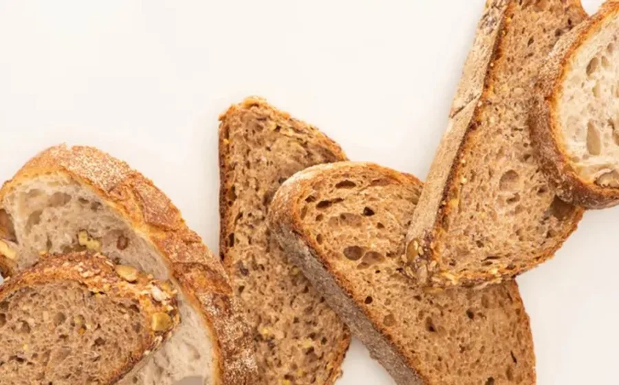 Care este tipul de pâine pe care ar trebui să îl eviți, conform nutriționiștilor. Ce să alegi în schimb pentru o alimentație mai sănătoasă