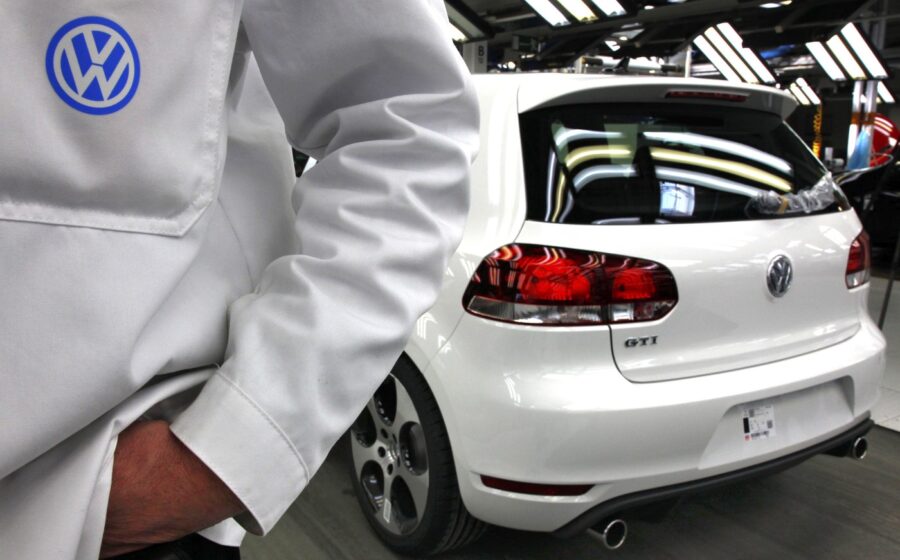 Criza la Volkswagen: Nemții taie jumătate din modele și reduc masiv producția / Ce urmează pentru angajați