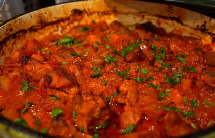 Preparatul delicios de care nu te vei mai sătura în această vară! Cum se pregătește ușor ceafa de porc la cuptor cu ceapă și ardei