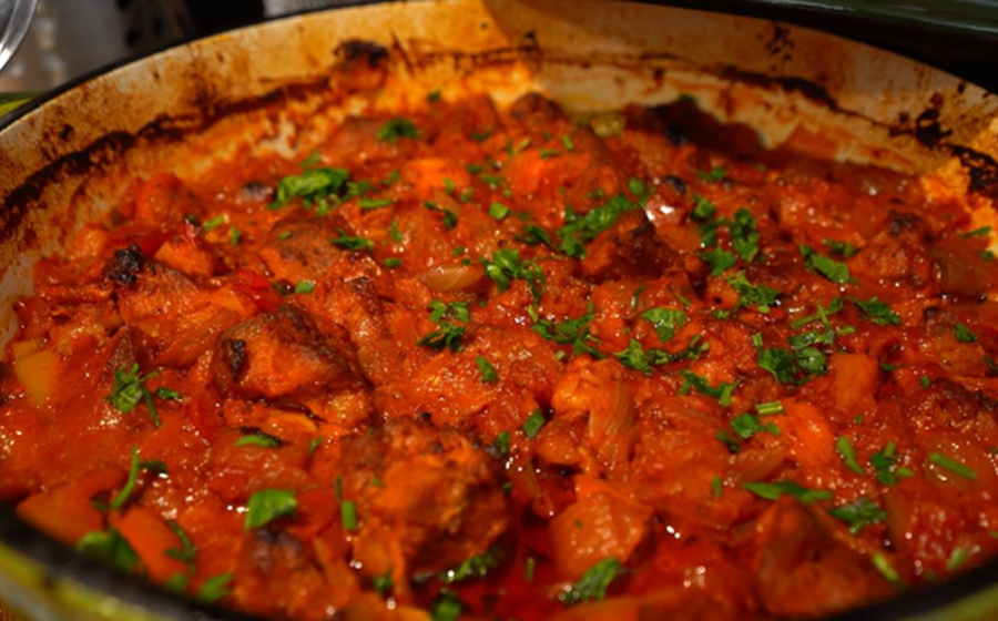 Preparatul delicios de care nu te vei mai sătura în această vară! Cum se pregătește ușor ceafa de porc la cuptor cu ceapă și ardei