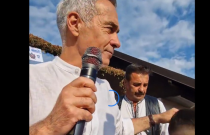 Călin Georgescu, baie de mulțime la Târgul de la Domnești, Argeș: „Nu vă fie frică! Poporul român s-a ridicat”. Oana Zăvoranu și reprezentanți ai AUR, printre cei prezenți