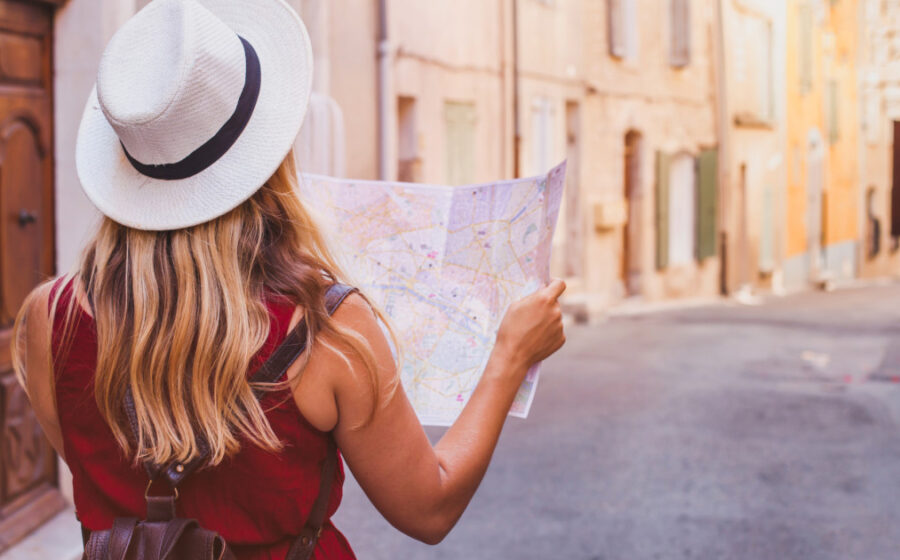 Destinația turistică din Italia unde turiștii riscă amenzi dacă se plimbă fără tricou sau în costum de baie: „Era și timpul”
