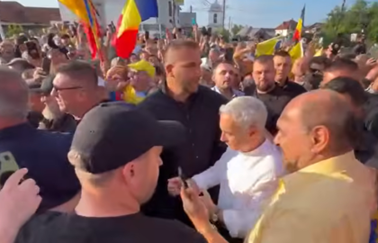 VIDEO: Uraganul a pornit împotriva lui Simion. Călin Georgescu, baie de mulțime la Târgul de la Domnești, Argeș