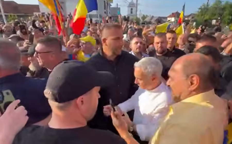 VIDEO: Uraganul a pornit împotriva lui Simion. Călin Georgescu, baie de mulțime la Târgul de la Domnești, Argeș