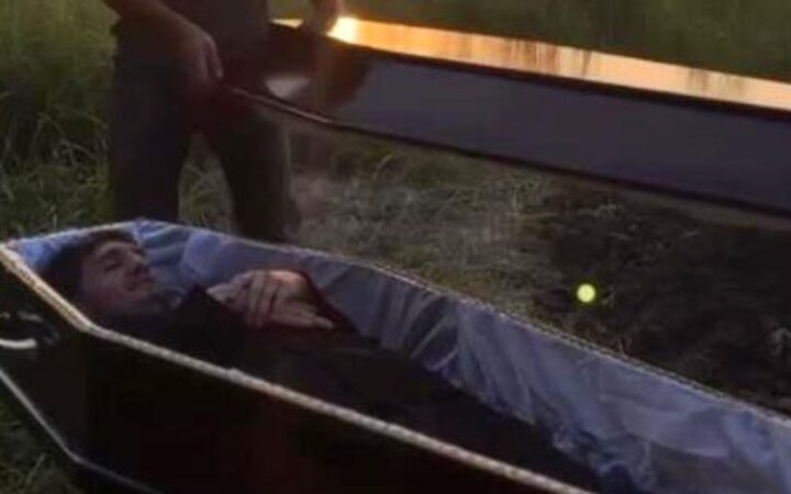 Ce este terapia în sicriu, care permite oamenilor să fie îngropați în coșciuge sigilate