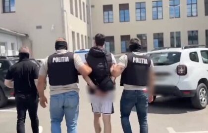 VIDEO. Falși polițiști și falși angajați ai BNR au lăsat o clujeancă fără aproape 250.000 de lei. Escroc prins în flagrant