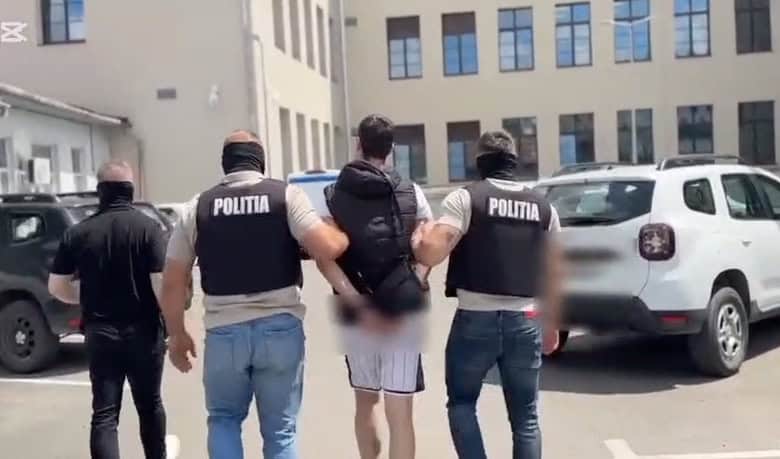 VIDEO. Falși polițiști și falși angajați ai BNR au lăsat o clujeancă fără aproape 250.000 de lei. Escroc prins în flagrant