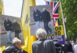 Activiștii antimonarhie au afișat un banner imens cu Andrew şi Epstein în sala tronului de la Palatul Buckingham