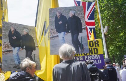 Activiștii antimonarhie au afișat un banner imens cu Andrew şi Epstein în sala tronului de la Palatul Buckingham
