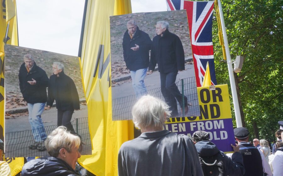 Activiștii antimonarhie au afișat un banner imens cu Andrew şi Epstein în sala tronului de la Palatul Buckingham