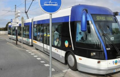 Eșec de proporții al transportului public francez: tramvaiul cu anvelope a adus, în loc de succes, doar explozii, motoare căzute și deraieri frecvente
