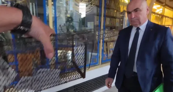 Cadou cu pedigree politic: Marian Ceaușescu l-a așteptat pe Ilie Bolojan cu o cușcă de șobolani pe Calea Victoriei