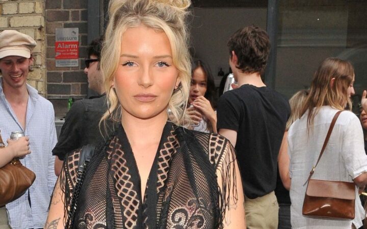 Lottie Moss, aproape dezbrăcată pe stradă! Le-a arătat posteriorul trecătorilor