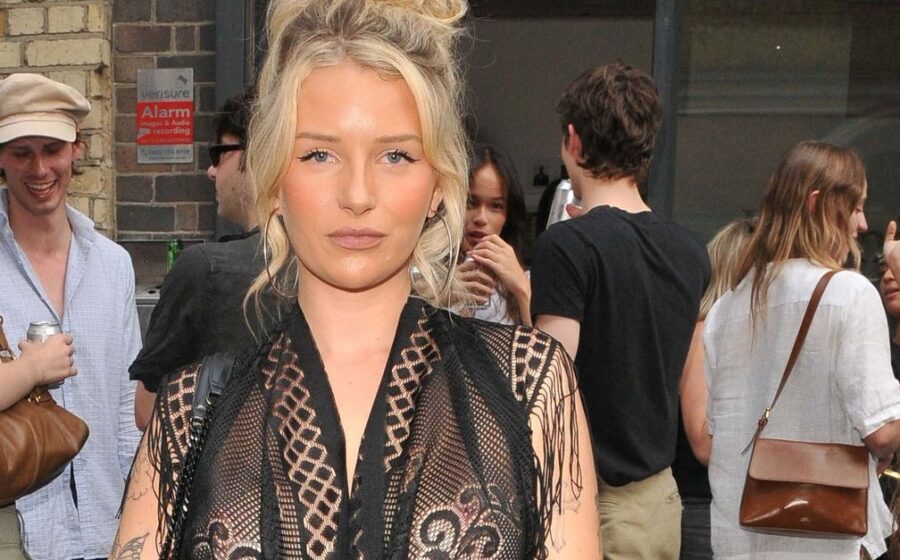 Lottie Moss, aproape dezbrăcată pe stradă! Le-a arătat posteriorul trecătorilor
