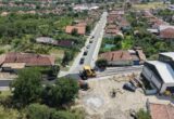 FOTO: Se toarnă primul strat de asfalt pe mai multe străzi din Aiud, care asigură legătura cu DJ 107I