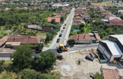 FOTO: Se toarnă primul strat de asfalt pe mai multe străzi din Aiud, care asigură legătura cu DJ 107I