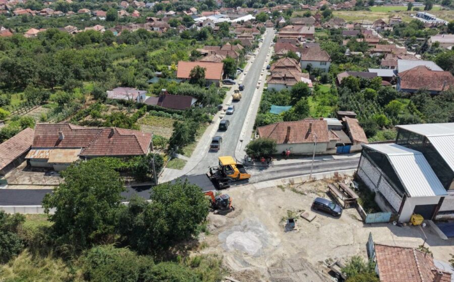 FOTO: Se toarnă primul strat de asfalt pe mai multe străzi din Aiud, care asigură legătura cu DJ 107I