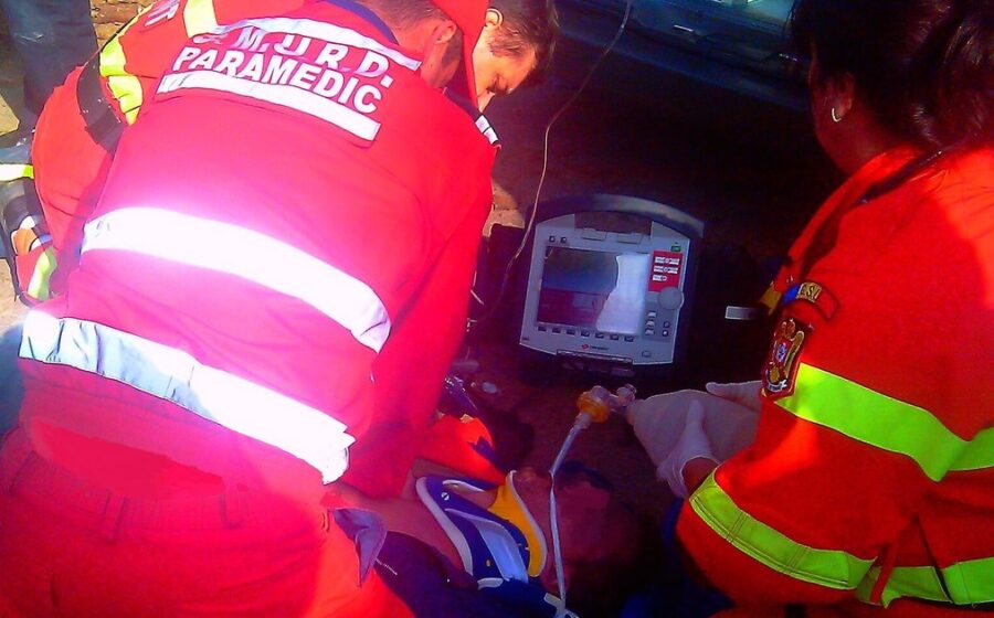 Un bărbat a murit după ce o bucată de lemn i-a străpuns abdomenul, la o fabrică de prelucrare a lemnului