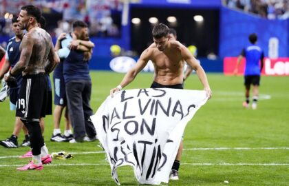 Argentina riscă sancțiuni din cauza bannerului afișat de jucătorii ei după meci!