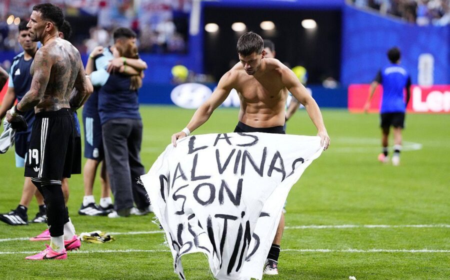Argentina riscă sancțiuni din cauza bannerului afișat de jucătorii ei după meci!