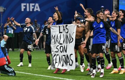 Argentina e în finală după ce a învins Anglia, dar riscă sancțiuni din partea FIFA după un gest interzis la finalul meciului