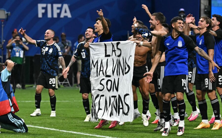 Argentina e în finală după ce a învins Anglia, dar riscă sancțiuni din partea FIFA după un gest interzis la finalul meciului