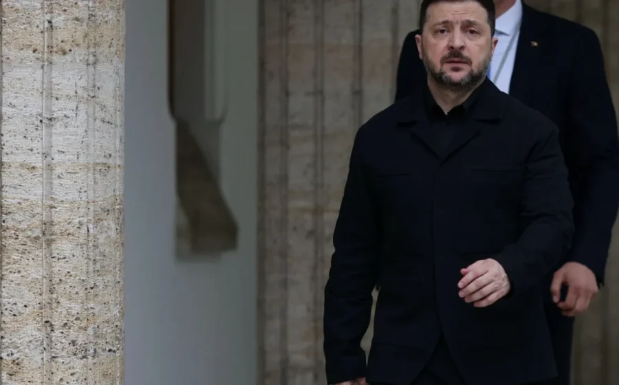 Într-un moment critic al războiului, Zelenski a luat decizia de a-l schimba din funcție pe ministrul Apărării: Decizia a provocat un șoc la Kiev