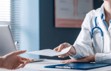 Ce analize și consultații sunt gratuite în 2026. Lista serviciilor medicale decontate inclusiv pentru persoanele neasigurate