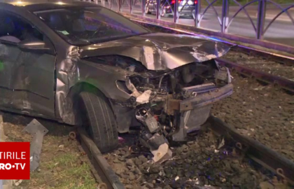 Accident pe Șoseaua Virtuții din București. Un șofer a ajuns cu mașina pe liniile de tramvai după explozia unui cauciuc