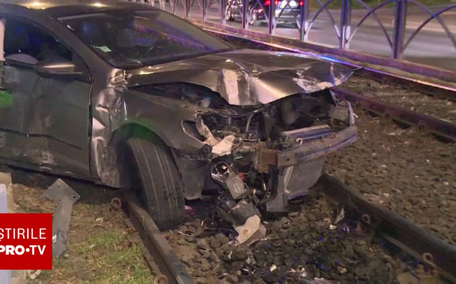 Accident pe Șoseaua Virtuții din București. Un șofer a ajuns cu mașina pe liniile de tramvai după explozia unui cauciuc