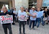 VIDEO: Protest al angajaților STP Alba Iulia în fața primăriei, la peste o lună de la sistarea transportului public în oraș