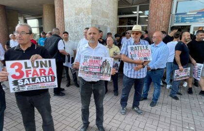 VIDEO: Protest al angajaților STP Alba Iulia în fața primăriei, la peste o lună de la sistarea transportului public în oraș