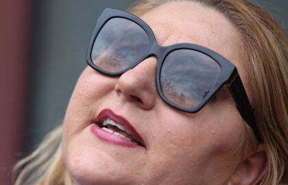 Diana Șoșoacă a fost trimisă în judecată, alături de Silvestru Șoșoacă, în dosarul privind lipsirea de libertate a unor jurnaliști italieni