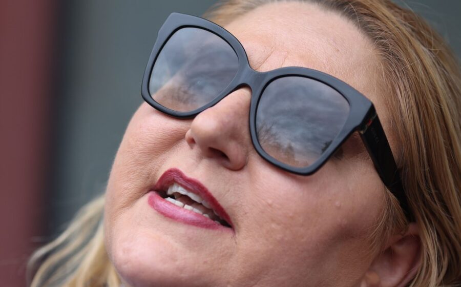 Diana Șoșoacă a fost trimisă în judecată, alături de Silvestru Șoșoacă, în dosarul privind lipsirea de libertate a unor jurnaliști italieni