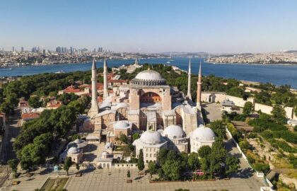 Istanbul: Turiști ruși arestați pentru că au citit Biblia în interiorul Hagiei Sofia