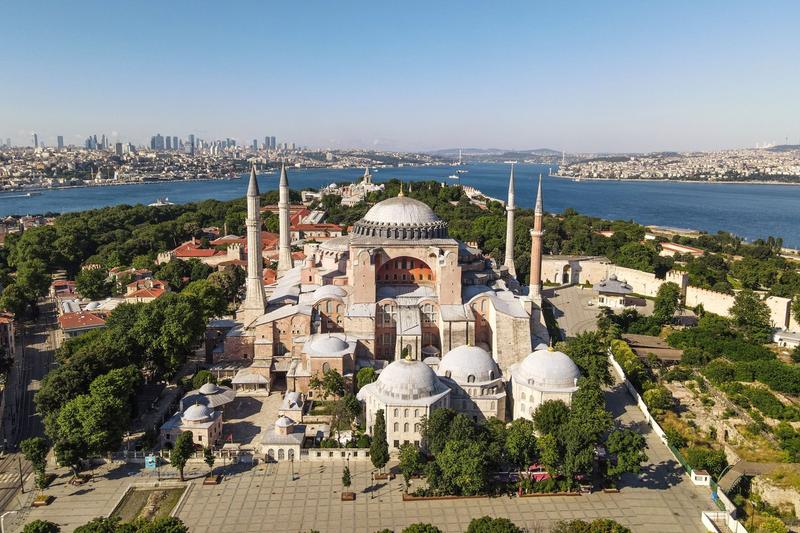 Istanbul: Turiști ruși arestați pentru că au citit Biblia în interiorul Hagiei Sofia