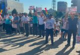 VIDEO: Protest cu vuvuzele al angajaților STP, în fața Primăriei Alba Iulia. Oamenii au ieșit pentru a doua zi în stradă