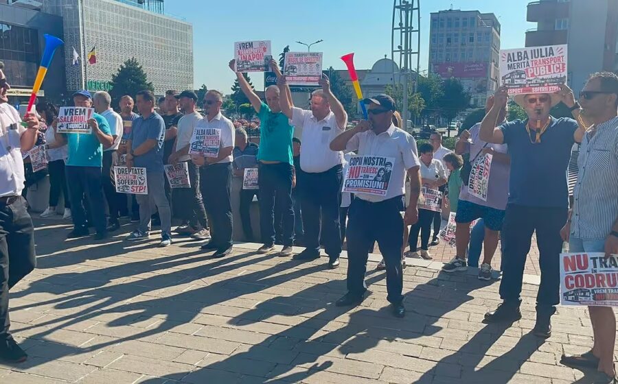 VIDEO: Protest cu vuvuzele al angajaților STP, în fața Primăriei Alba Iulia. Oamenii au ieșit pentru a doua zi în stradă