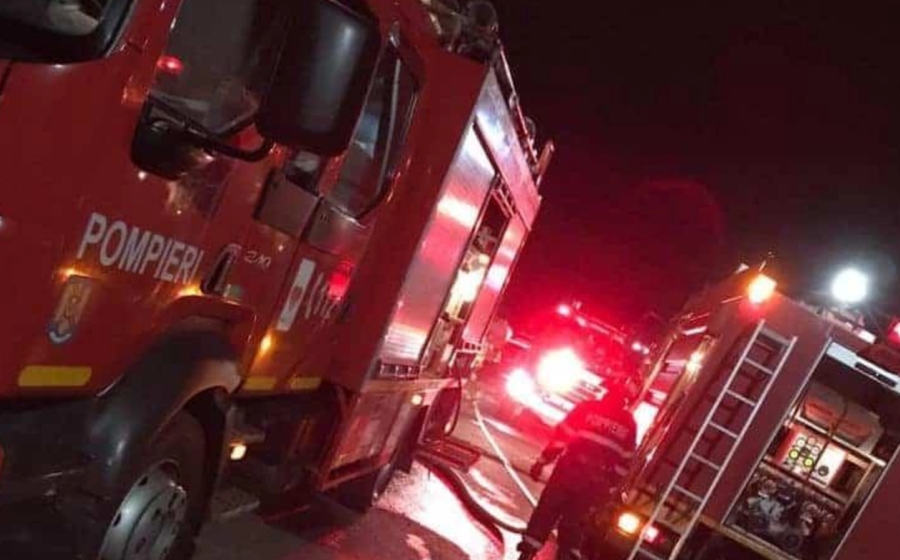 Incendiu puternic în Giurgiu, pe 5.000 mp, la un depozit de mase plastice. A fost emis un mesaj RO-ALERT din cauza fumului toxic