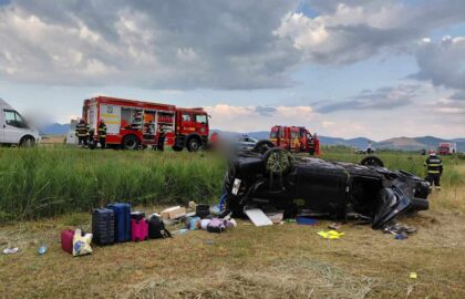 FOTO. Mașină răsturnată la ieșirea din Huedin. Cinci persoane, printre care doi minori, au avut nevoie de îngrijiri medicale