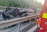 FOTO: O fetiță de 5 ani a murit într-un accident produs pe A1, între Sebeș și Sibiu. Mașina unei familii de străini s-a răsturnat
