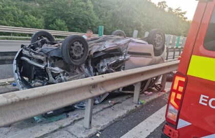 FOTO: O fetiță de 5 ani a murit într-un accident produs pe A1, între Sebeș și Sibiu. Mașina unei familii de străini s-a răsturnat