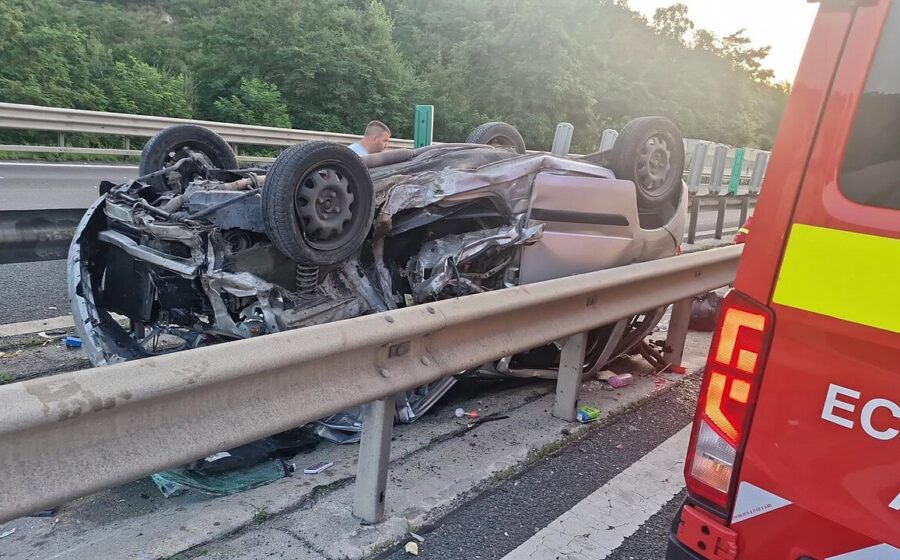 FOTO: O fetiță de 5 ani a murit într-un accident produs pe A1, între Sebeș și Sibiu. Mașina unei familii de străini s-a răsturnat