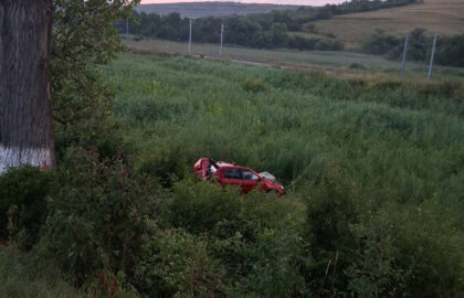 FOTO. Mașină ieșită de pe șosea între Gârbău și Viștea. Un șofer a fost scos de pompieri dintre fiare și dus la spital