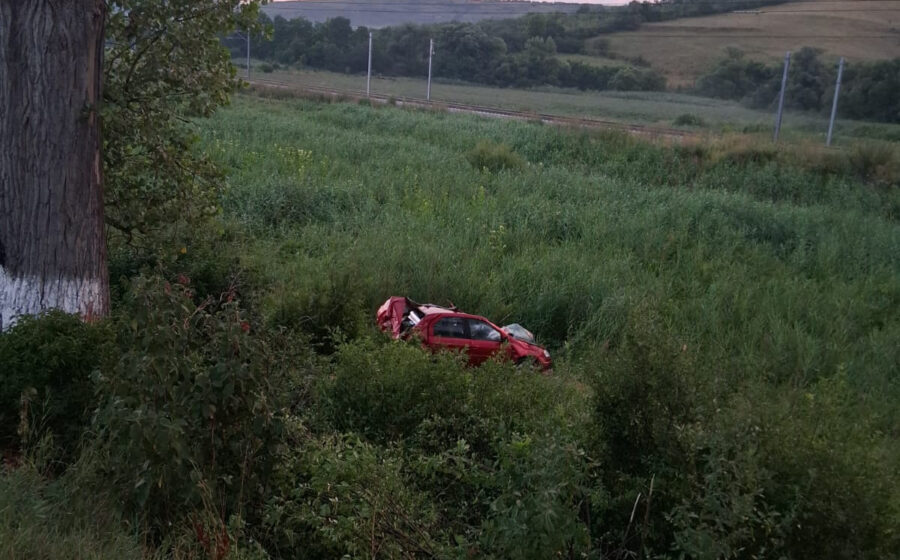 FOTO. Mașină ieșită de pe șosea între Gârbău și Viștea. Un șofer a fost scos de pompieri dintre fiare și dus la spital