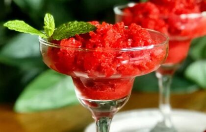 Desertul italian perfect pentru zilele fierbinți de vară. Cum se pregătește faimosul granita de căpșuni