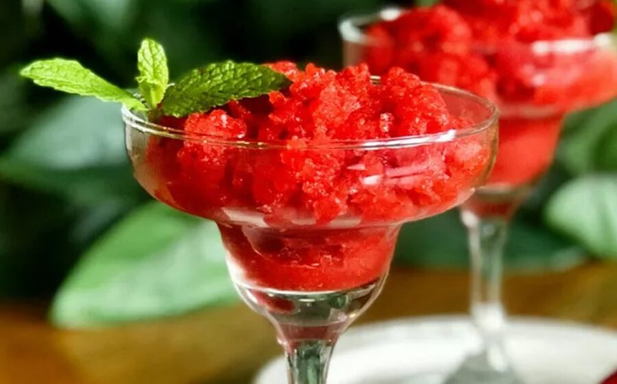 Desertul italian perfect pentru zilele fierbinți de vară. Cum se pregătește faimosul granita de căpșuni