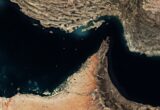 Petrolier lovit în Strâmtoarea Ormuz. Iranul ridică miza conflictului: atacuri revendicate asupra unor baze SUA din Bahrain și Kuweit