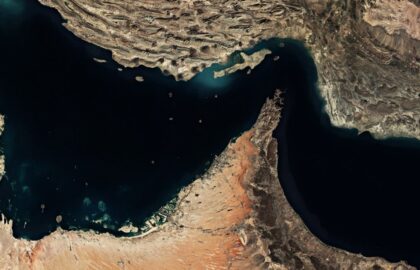 Petrolier lovit în Strâmtoarea Ormuz. Iranul ridică miza conflictului: atacuri revendicate asupra unor baze SUA din Bahrain și Kuweit